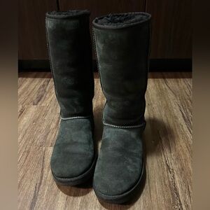 UGG Classic Tall Boots in Black. Size 8